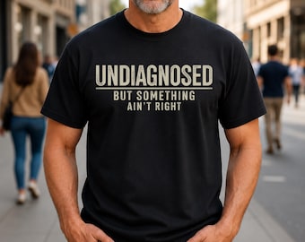 Camiseta con el lema sarcástico "Sin diagnóstico, pero algo no anda bien"