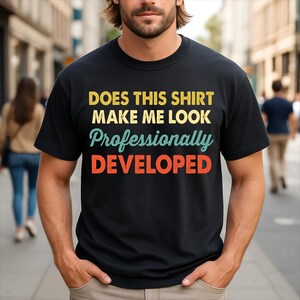 Får den här tröjan mig att se professionellt utvecklad humor sarkastisk t-shirt