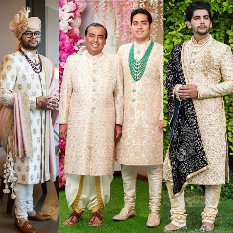 Op de afbeelding: Vier mannen in traditionele Indiase trouwkledij. De mannen dragen witte en gouden geborduurde kurta's met bijpassende broeken. Ze dragen ook uitgebreide hoofddeksels en sieraden.