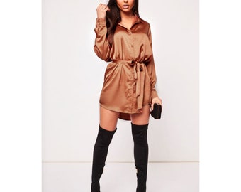 Vestido camisero satinado/ Múltiples opciones de color disponibles / Cinturón de amarre / Ropa de fiesta Vestido camisero con cuello satinado en todos los tamaños / Vestido camisero satinado sexy