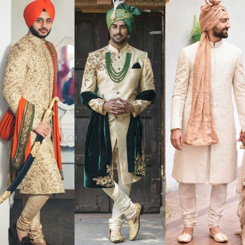 Op de afbeelding: Drie mannen in traditionele Indiase trouwkledij. De mannen dragen gouden en witte sherwanis met uitgebreide borduurwerk. Ze dragen ook turbans in verschillende kleuren en stijlen.