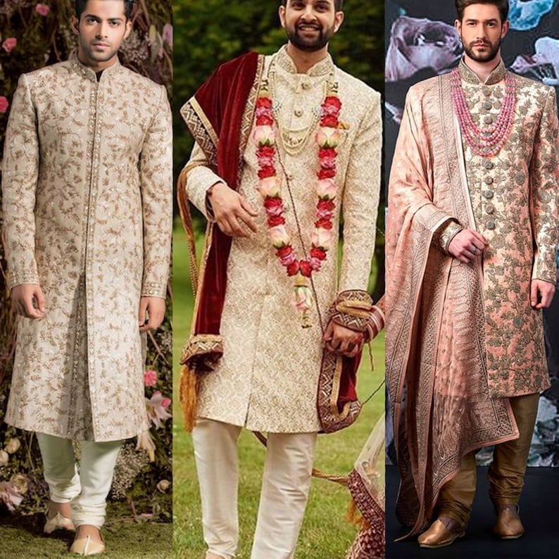 Op de afbeelding: Drie mannen in traditionele Indiase trouwjurken. De mannen dragen witte kurta's met gouden borduurwerk, witte broeken en kleurrijke sjaals. Een man draagt een rode sjaal, een andere een roze sjaal en de derde een gouden sjaal.
