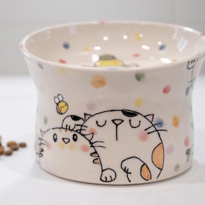 Handgemaakte keramieken verhoogde en gekantelde kattenbak | Ondiepe kattenbak van aardewerk | Verhoogde voerbak | Verhoogde voerbak | Voerbak met stippen
