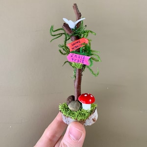Fairy Garden Sign, Accessorio Da Giardino delle Fate in Miniatura, Casa degli Gnomi, Insegna del Bosco, Kit del Giardino delle Fate, Mini Segno del Giardino, Casa dello Gnomo, Segno della Fata