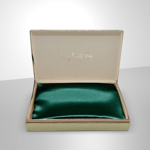 100% Pure Mulberry Silk Pillowcase in Emerald, 22 Momme Grade 6A Silk, Hypoallergenic, Skin Friendly, Anti-Aging, Super Soft & Comfortable