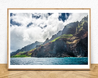 Puede incluir: Una fotografía panorámica de una costa dramática con acantilados verdes y exuberantes que se elevan desde el océano turquesa. El cielo está lleno de nubes blancas y esponjosas, creando una sensación de profundidad y grandeza.