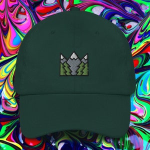 Könnte beinhalten: Eine dunkelgrüne Baseballkappe mit einem gestickten Design einer Bergkette in Form einer Krone. Die Berge sind grau und weiß, und die Bäume sind grün.