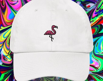 Pode incluir: Um boné de beisebol branco com um flamingo rosa bordado na frente.