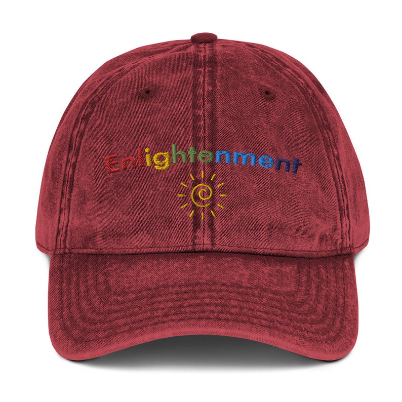 K&ouml;nnte beinhalten: Eine rote Vintage-Baseballkappe mit dem Wort "Enlightenment" in Regenbogenfarben gestickt und einer gelben Sonne mit einem blauen Kreis in der Mitte.