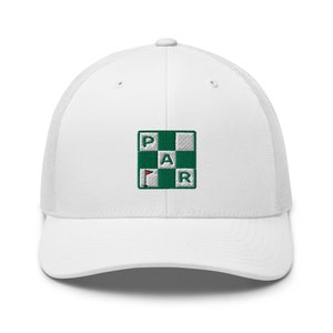 Puede incluir: Gorra de camionero de malla blanca con un parche bordado verde que dice "PAR" con una bandera de golf en el centro.