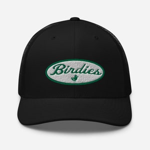 Puede incluir: Gorra de camionero negra con un parche ovalado blanco que dice "Birdies" en letras cursivas verdes con un pequeño pájaro verde dentro del óvalo.