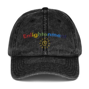 K&ouml;nnte beinhalten: Schwarze Vintage-Washed-Denim-Baseballkappe mit einem regenbogenfarbenen gestickten Logo, das "Enlightenment" sagt, und einer gelben Sonne mit einem Wirbel im Inneren.