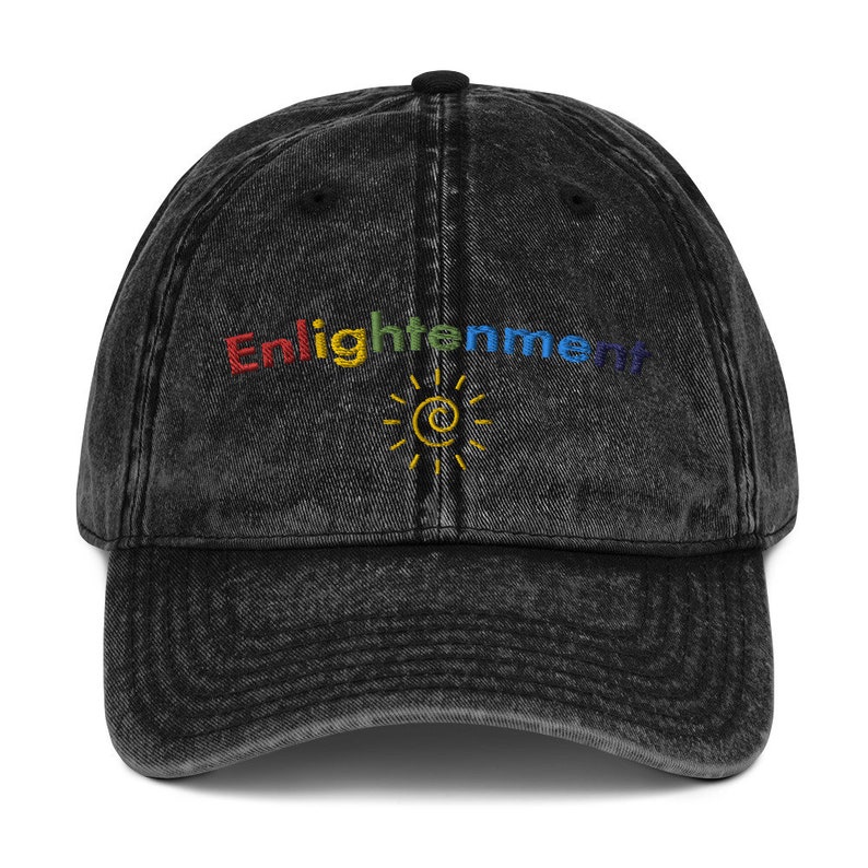 K&ouml;nnte beinhalten: Schwarze Vintage-Washed-Denim-Baseballkappe mit einem regenbogenfarbenen gestickten Logo, das "Enlightenment" sagt, und einer gelben Sonne mit einem Wirbel im Inneren.