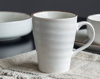 Mug en céramique émaillée blanche mouchetée VENTE FINALE | Tasse finie à la main | Tasse moderne | tasse à café | Design Mid-Century | Verres | Tasse à café