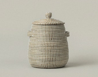 Medium Round Storage Basket with Lid & Handles, Small Laundry Hamper, Handwoven Seagrass Decorative Basket, Housewarming Newlywed Gift