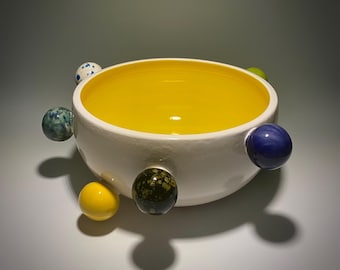 Ręcznie robiona ceramiczna misa do serwowania: duża, toczona na kole garncarskim, z dodatkami.