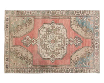 Vintage Anatolian Wool Rug: Handwoven Turkish Karapınar Carpet