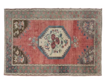 Vintage Turkish Karapınar Rug: Handwoven Wool, Floral Medallion, 5.4 x 9 ft