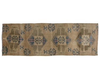 Tappeto vintage turco Kars Runner: tappeto di lana tessuto a mano, marrone rustico e blu, 2,6 x 8 piedi
