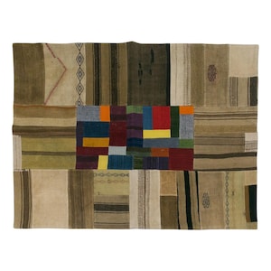 Könnte beinhalten: Ein rechteckiger Patchwork-Teppich mit einer Vielzahl von Farben und Texturen. Der Teppich weist eine Mischung aus neutralen Tönen wie Beige, Braun und Olivgrün auf, mit einem zentralen Bereich aus leuchtenden Farben wie Rot, Blau und Gelb. Das Design ist eine Mischung aus Streifen und geometrischen Formen.