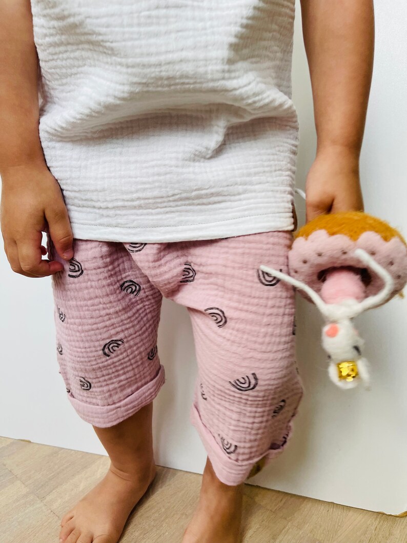 pantalon court en mousseline FRITZI en taille. 50-128, pantalons pour enfants jusqu'aux genoux en mousseline pour bébés et enfants dans de nombreuses couleurs image 1