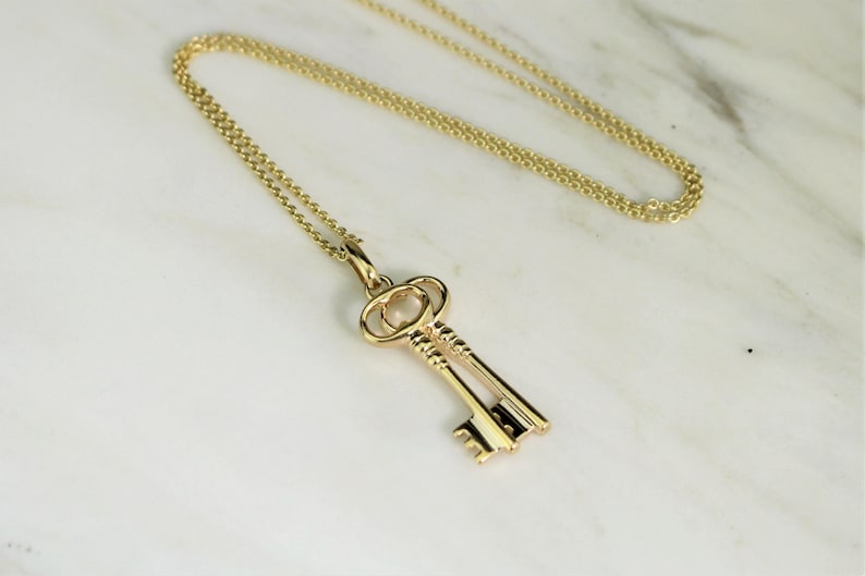ESTATE DOUBLE KEY pendant on 9ct yellow gold