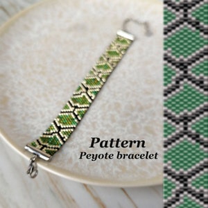 Könnte beinhalten: Ein grünes und weißes Peyote-Armband mit einem silbernen Verschluss. Das Armband liegt auf einem weißen Teller mit Marmormuster. Das Muster für das Armband ist auf der rechten Seite des Bildes zu sehen.
