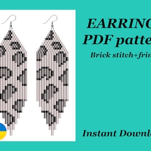 Puede incluir: Un par de pendientes hechos a mano con un diseño de estampado de leopardo. Los pendientes están hechos con un patrón de punto de ladrillo y flecos. El texto "EARRINGS PDF pattern" se muestra encima de los pendientes. El texto "Brick stitch+fringe" se muestra debajo. El texto "Instant Download" se muestra debajo.