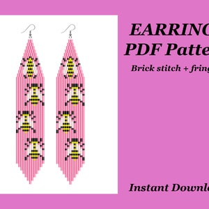 Puede incluir: Un patrón PDF descargable digitalmente para pendientes de cuentas con un fondo rosa y diseños de abejas amarillas y blancas. El patrón incluye instrucciones para el punto de ladrillo y la flecos. El texto "EARRINGS PDF Pattern Brick stitch + fringe Instant Download" está incluido en la imagen.