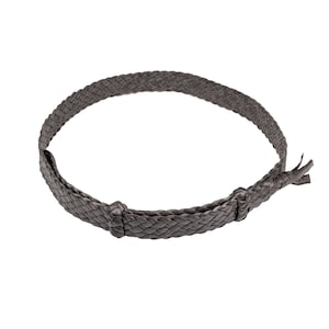 Peut inclure: Une ceinture en cuir tress&eacute; de couleur gris fonc&eacute; avec une boucle simple.