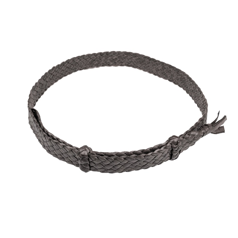 Peut inclure: Une ceinture en cuir tress&eacute; de couleur gris fonc&eacute; avec une boucle simple.