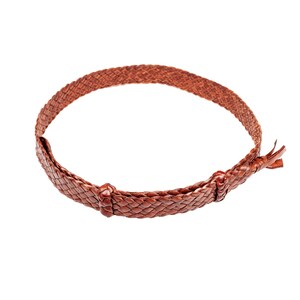 Peut inclure: Une ceinture en cuir tress&eacute; marron avec un motif tiss&eacute;.
