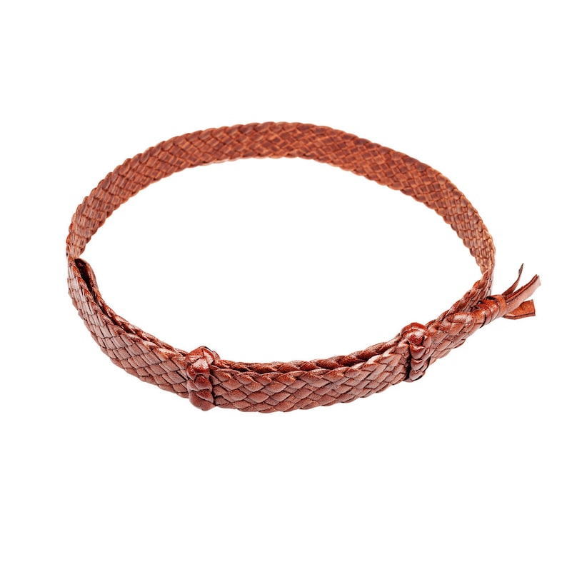 Peut inclure: Une ceinture en cuir tress&eacute; marron avec un motif tiss&eacute;.