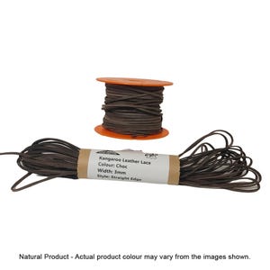 Op de afbeelding: Een spoel met bruin kangoeroeleer koord, 3 mm breed, met een rechte rand. Het label luidt "Kangaroo Leather Lace, Colour: Choc, Width: 3mm, Style: Straight Edge".