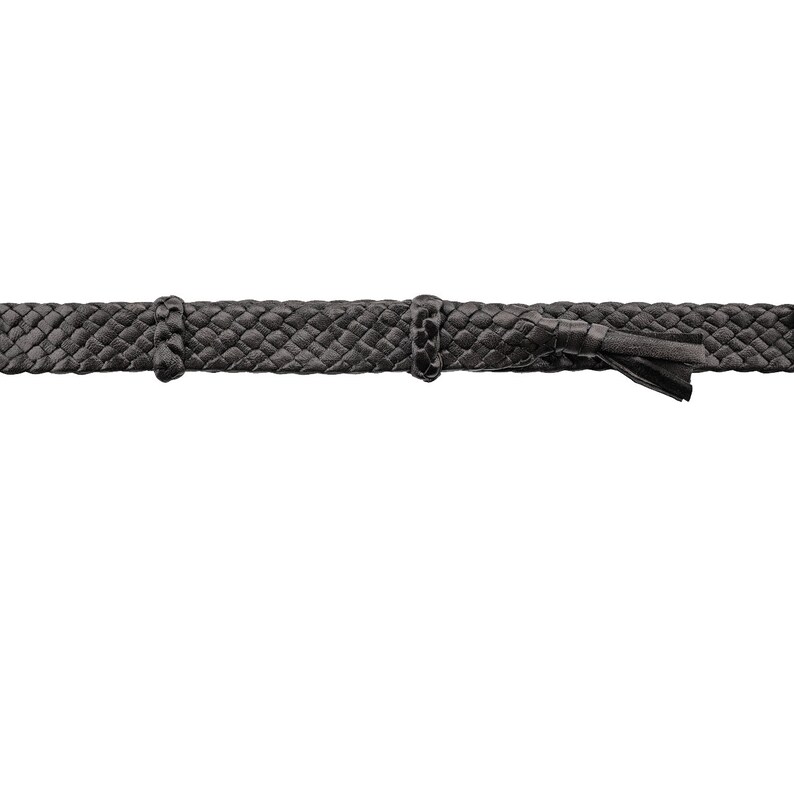 Peut inclure: Une ceinture en cuir tress&eacute; noir avec un pompon &agrave; l'extr&eacute;mit&eacute;.