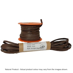 Peut inclure: Une bobine de lacet en cuir de kangourou brun, de 7 mm de large, à bord droit. L'étiquette indique "Kangaroo Leather Lace, Colour: Choc, Width: 7mm, Style: Straight Edge".