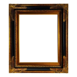Puede incluir: Marco de fotos ornamentado con acabado negro y dorado. El marco tiene una abertura rectangular y presenta adornos de esquina detallados. El diseño incluye un borde interior negro y un borde exterior dorado, creando un aspecto clásico y elegante.