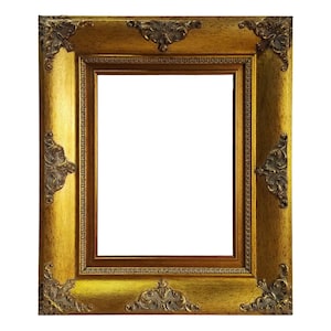 Puede incluir: Marco de fotos dorado y ornamentado con detalles decorativos en las esquinas. El marco tiene forma rectangular con una abertura central. La superficie tiene un aspecto texturizado y las esquinas presentan detalles de volutas.