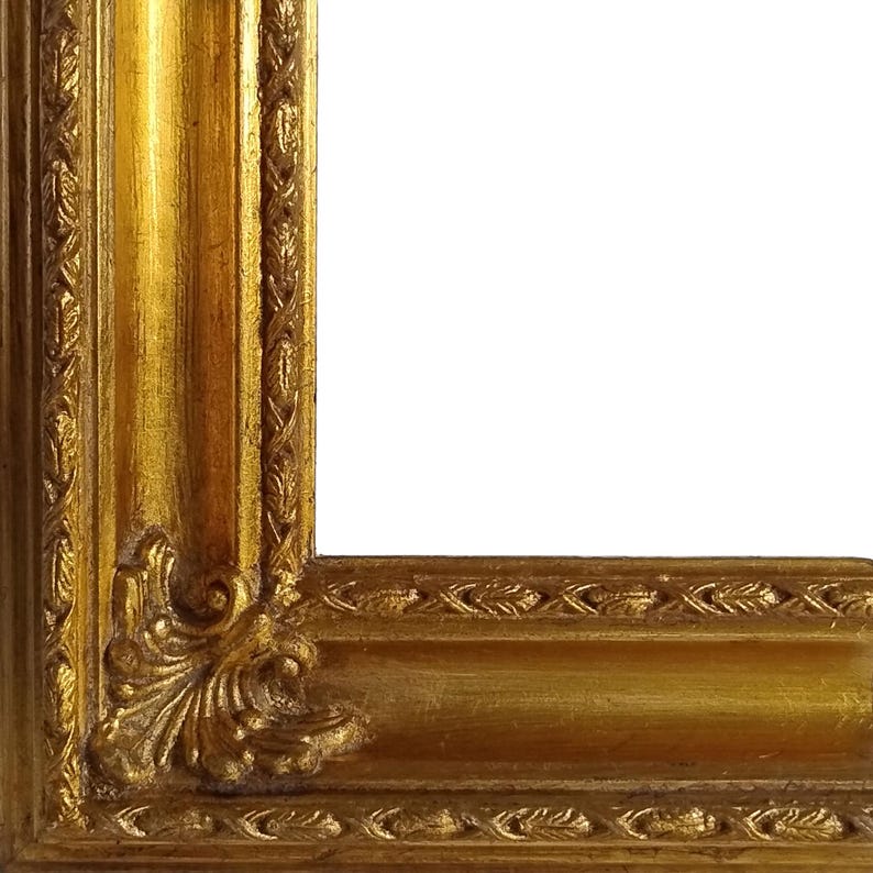 Op de afbeelding: Close-up van een gouden hoek van een fotolijst. Het frame heeft sierlijke details, waaronder bloemen- en bladerpatronen, en een getextureerd oppervlak. Het frame heeft een warme, antieke goudkleur.