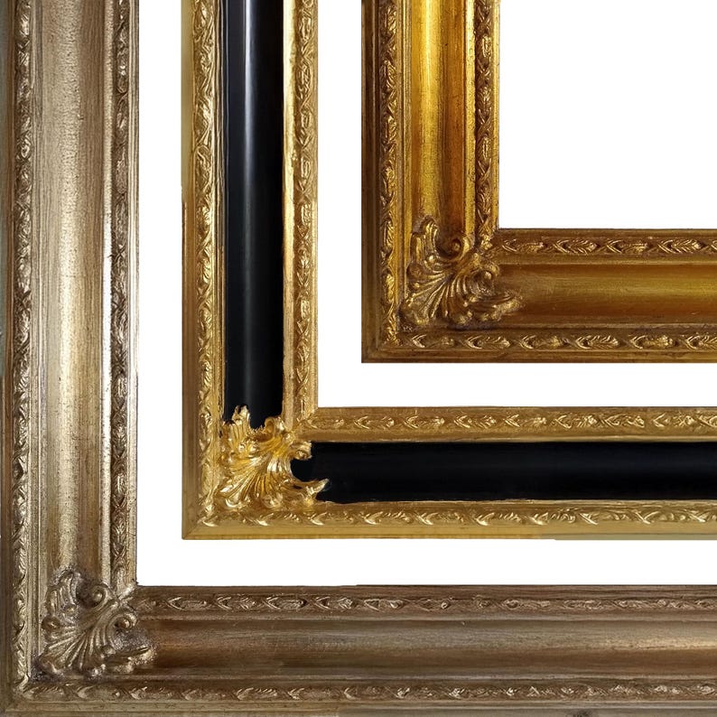 Op de afbeelding: Close-up van sierlijke fotolijsten in goud, zwart en zilver. De lijsten hebben gedetailleerde gravures en een klassiek, elegant ontwerp. De afbeelding toont de hoeken van de lijsten, waarbij de decoratieve elementen en texturen worden benadrukt.