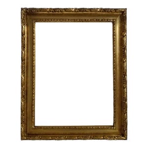 Puede incluir: Un marco rectangular con acabado en oro metálico. El marco presenta un patrón de relieve ornamentado a lo largo de los bordes exteriores e interiores, caracterizado por volutas repetitivas y motivos de hojas que rodean un borde central liso.