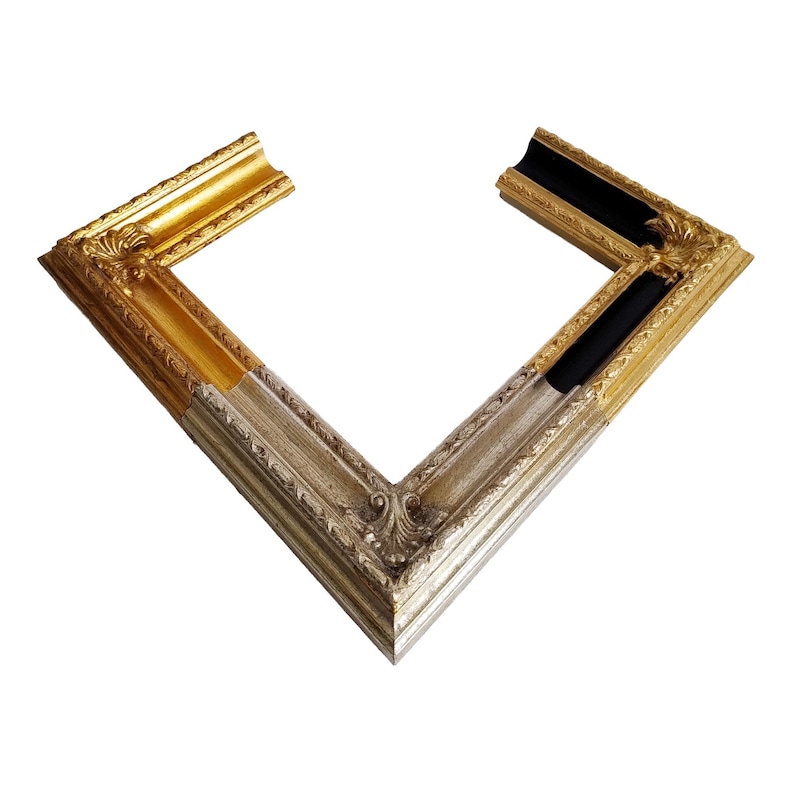 Op de afbeelding: Een decoratieve hoek van een fotolijst met sierlijke details. Het frame heeft gouden, zilveren en zwarte accenten. Het frame is ontworpen met een klassieke, vintage esthetiek, geschikt voor kunstwerken of foto's.