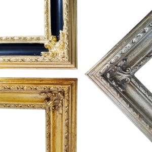 Op de afbeelding: Close-up van drie sierlijke hoeken van fotolijsten. E&eacute;n is goudkleurig met een zwart interieur, een andere is goudkleurig en de derde is zilverkleurig. Allemaal hebben ze gedetailleerd krulwerk en staan ze tegen een witte achtergrond.