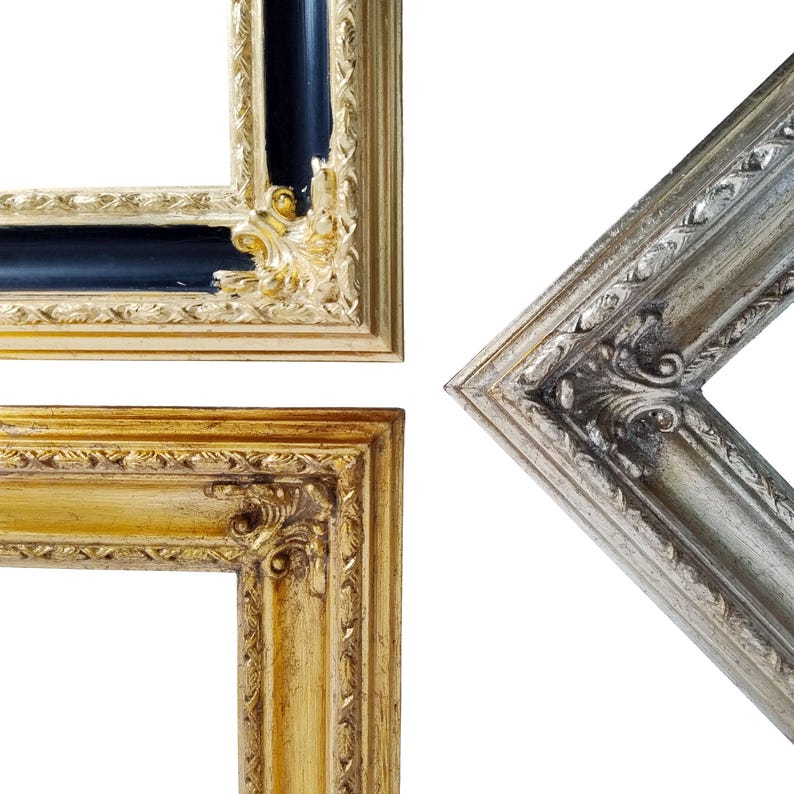 Op de afbeelding: Close-up van drie sierlijke hoeken van fotolijsten. E&eacute;n is goudkleurig met een zwart interieur, een andere is goudkleurig en de derde is zilverkleurig. Allemaal hebben ze gedetailleerd krulwerk en staan ze tegen een witte achtergrond.