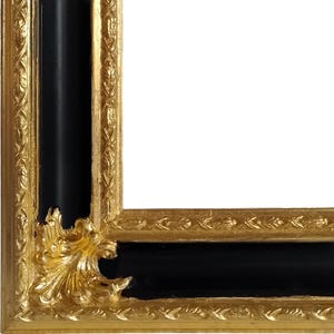 Op de afbeelding: Close-up van een decoratieve fotolijst met een zwart interieur en een sierlijke goudkleurige rand. De lijst heeft gedetailleerde reli&euml;fpatronen en een klassiek ontwerp, geschikt voor kunstwerken of foto's.