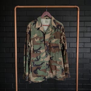Chaqueta militar estilo militar vintage de los años 90 con estampado de camuflaje de bosque, talla M