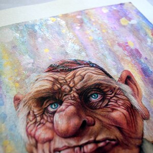Pu&ograve; includere: Primo piano di un dipinto ad acquerello di un viso. La persona ha un naso grande, la pelle rugosa e gli occhi azzurri. Lo sfondo &egrave; un design astratto colorato.