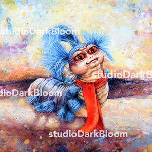 Puede incluir: Una pintura de acuarela azul y roja de una criatura ficticia con un mohawk azul y una bufanda roja. La criatura tiene ojos grandes y rojos y una boca peque&ntilde;a. El fondo es una lavada de acuarela azul claro y amarillo.