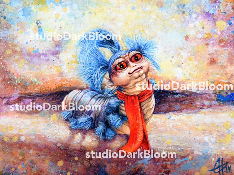 Puede incluir: Una pintura de acuarela azul y roja de una criatura ficticia con un mohawk azul y una bufanda roja. La criatura tiene ojos grandes y rojos y una boca peque&ntilde;a. El fondo es una lavada de acuarela azul claro y amarillo.