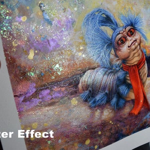 Puede incluir: Una pintura de acuarela de una criatura azul y gris con una bufanda roja. La criatura tiene ojos grandes y una melena azul esponjosa. El fondo es un dise&ntilde;o abstracto brillante y brillante.
